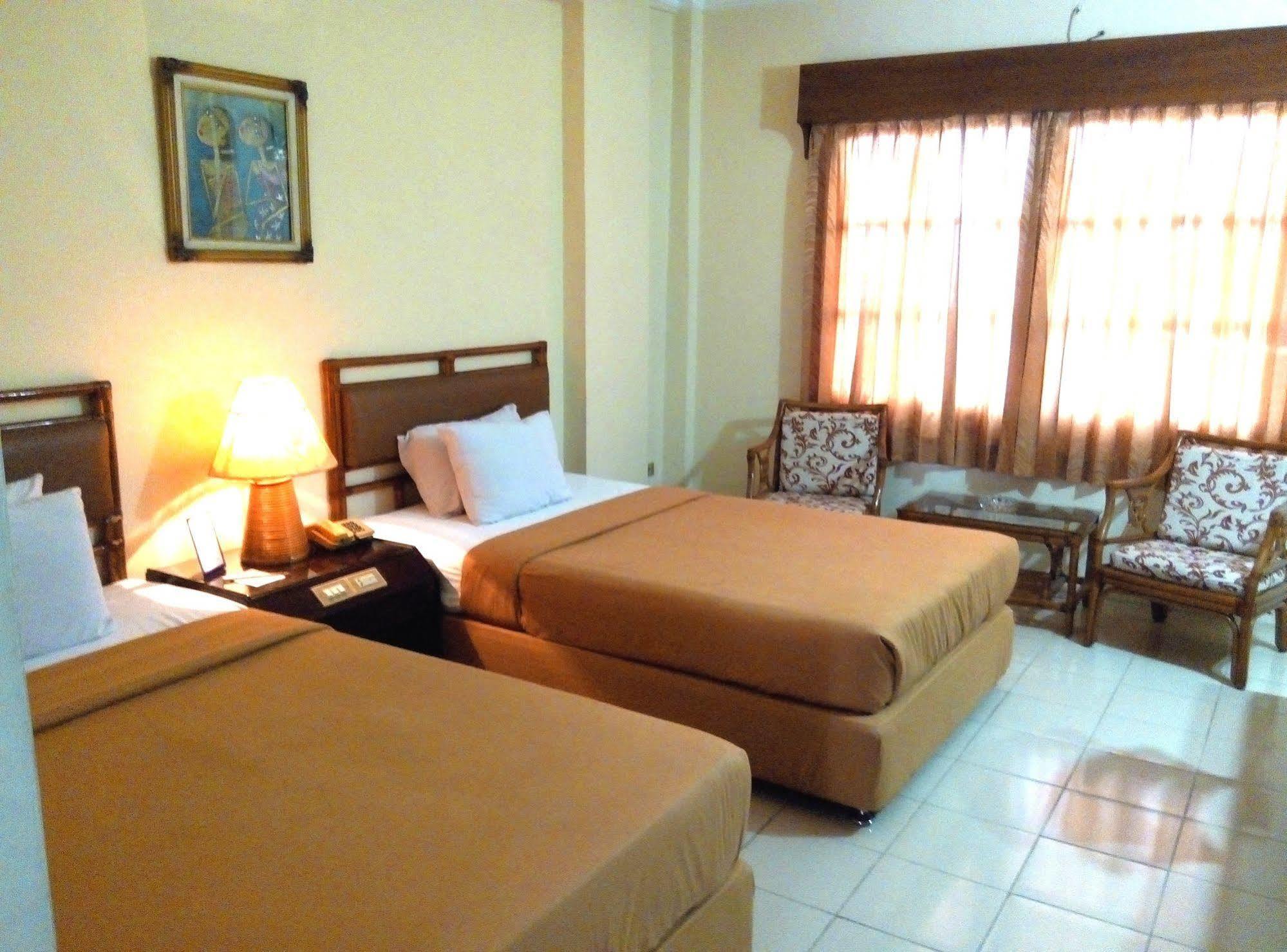 Hotel Merdeka Madiun Luaran gambar