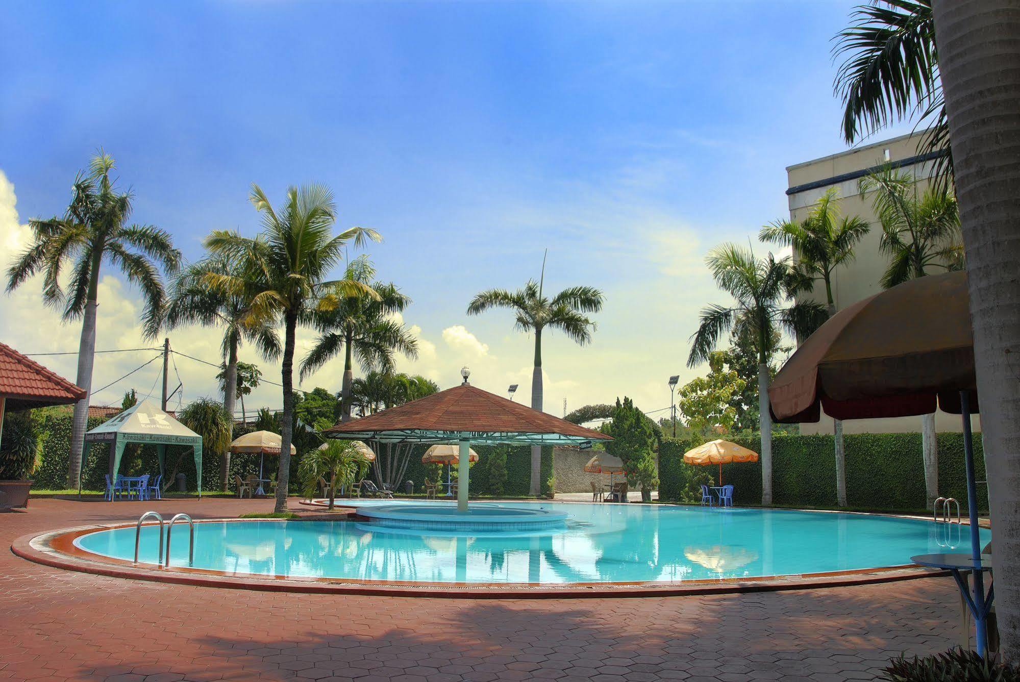 Hotel Merdeka Madiun Luaran gambar